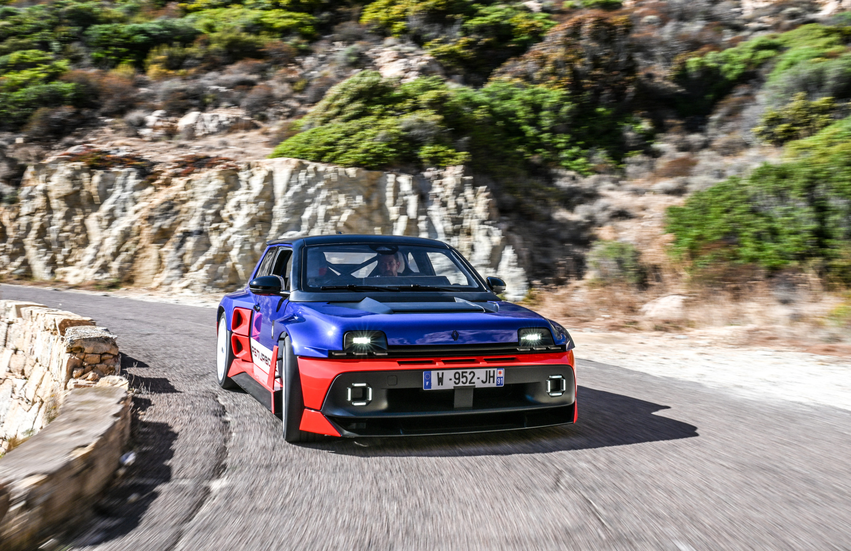 SMALL_Renault 5 Turbo 3E at the historic Tour de Corse (17)